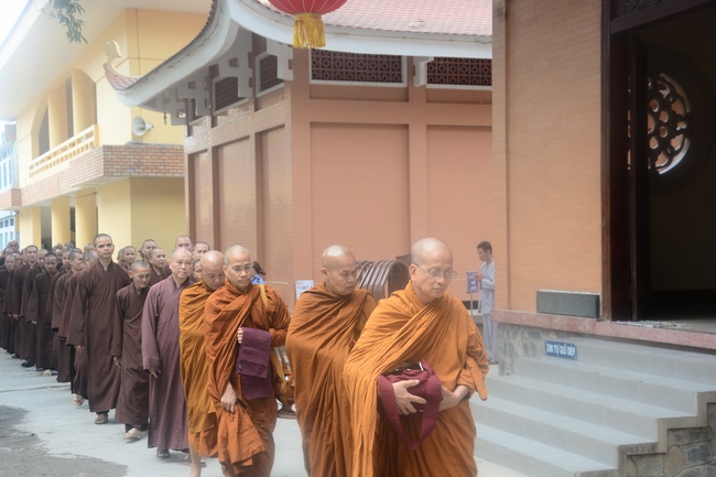 Tue Tam Thien Thu Quan delegation visiting Hoang Phap Pagoda