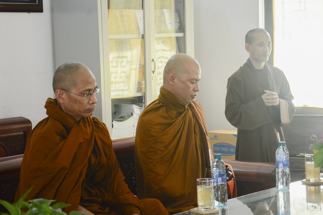 Tue Tam Thien Thu Quan delegation visiting Hoang Phap Pagoda
