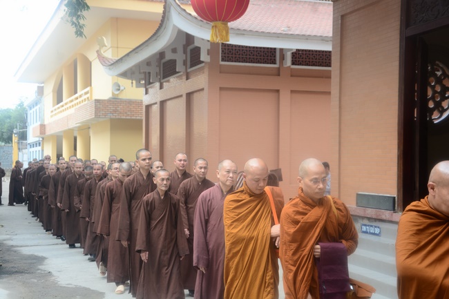Tue Tam Thien Thu Quan delegation visiting Hoang Phap Pagoda