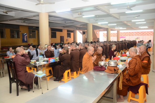 Tue Tam Thien Thu Quan delegation visiting Hoang Phap Pagoda