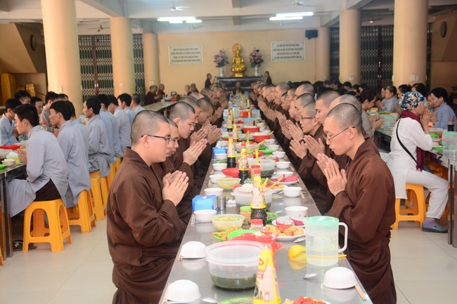 Tue Tam Thien Thu Quan delegation visiting Hoang Phap Pagoda