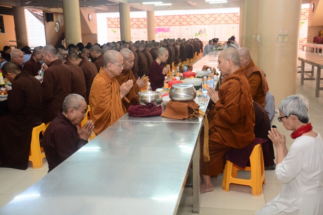 Tue Tam Thien Thu Quan delegation visiting Hoang Phap Pagoda