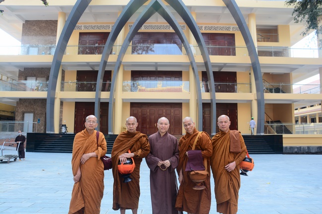Tue Tam Thien Thu Quan delegation visiting Hoang Phap Pagoda