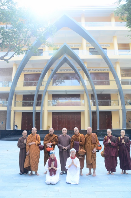Tue Tam Thien Thu Quan delegation visiting Hoang Phap Pagoda