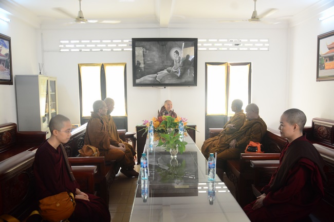 Tue Tam Thien Thu Quan delegation visiting Hoang Phap Pagoda