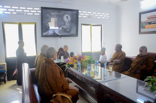 Tue Tam Thien Thu Quan delegation visiting Hoang Phap Pagoda