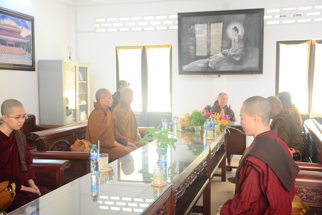 Tue Tam Thien Thu Quan delegation visiting Hoang Phap Pagoda