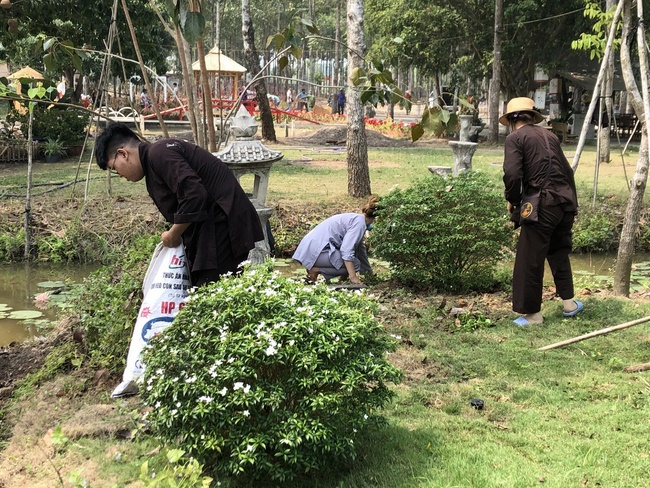 Kids' activities at Huong Phap Pagoda, Cu Chi