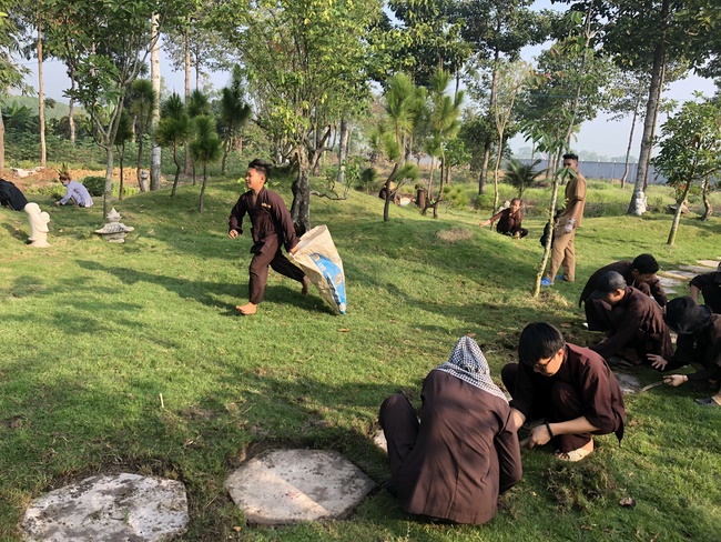 Kids' activities at Huong Phap Pagoda, Cu Chi