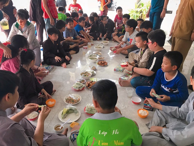 Kids' activities at Huong Phap Pagoda, Cu Chi