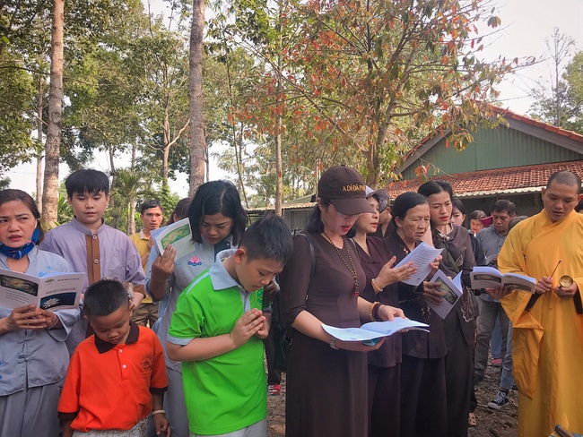 Kids' activities at Huong Phap Pagoda, Cu Chi