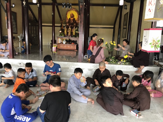 Kids' activities at Huong Phap Pagoda, Cu Chi