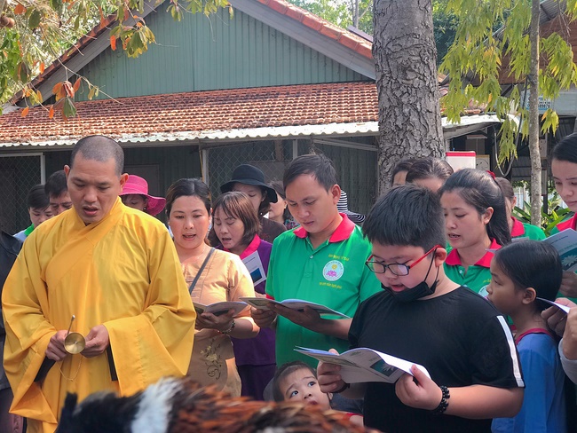 Kids' activities at Huong Phap Pagoda, Cu Chi