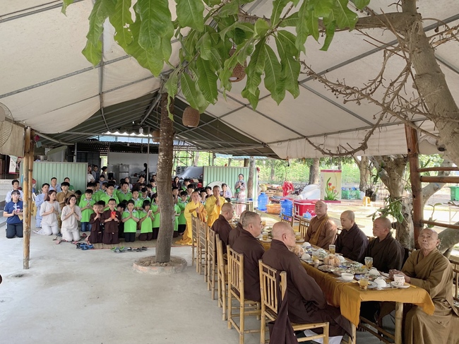 Visiting the branch of Hoang Phap Pagoda of the Director Board of Vietnam Buddhist Sangha in Cu Chi district.