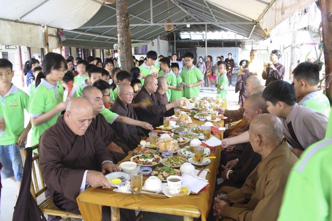 Visiting the branch of Hoang Phap Pagoda of the Director Board of Vietnam Buddhist Sangha in Cu Chi district.