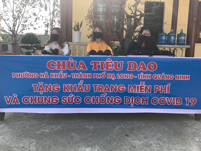 Offering free masks in Quang Ninh of Tieu Dao pagoda