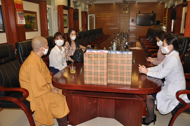 Offering free masks in Quang Ninh of Tieu Dao pagoda