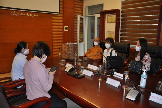 Offering free masks in Quang Ninh of Tieu Dao pagoda