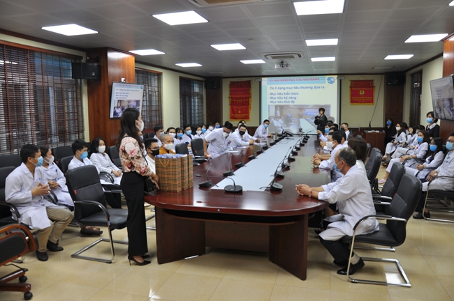 Offering free masks in Quang Ninh of Tieu Dao pagoda