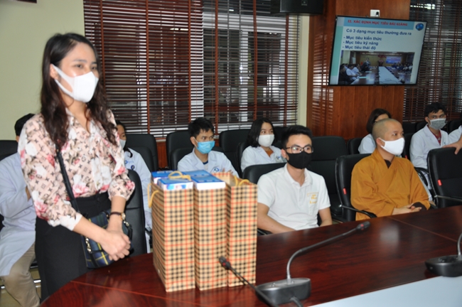 Offering free masks in Quang Ninh of Tieu Dao pagoda