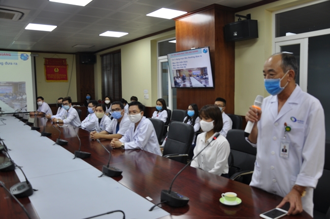 Offering free masks in Quang Ninh of Tieu Dao pagoda