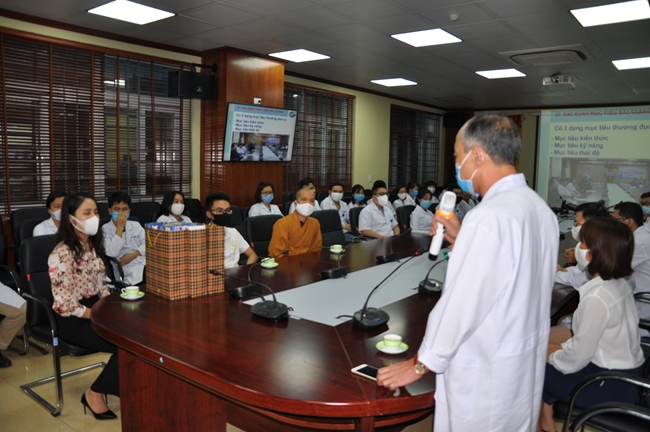 Offering free masks in Quang Ninh of Tieu Dao pagoda