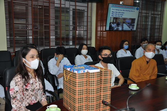 Offering free masks in Quang Ninh of Tieu Dao pagoda