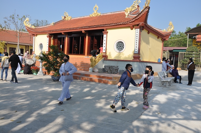 Offering free masks in Quang Ninh of Tieu Dao pagoda