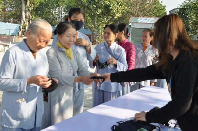 Offering free masks in Quang Ninh of Tieu Dao pagoda