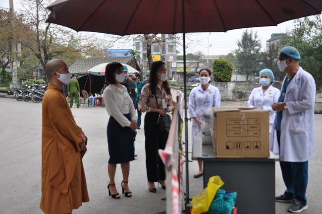 Offering free masks in Quang Ninh of Tieu Dao pagoda