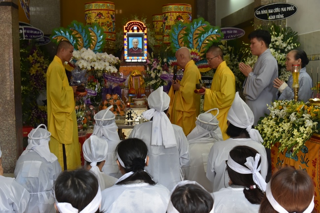 Tụng kinh cầu siêu tại Q. 12