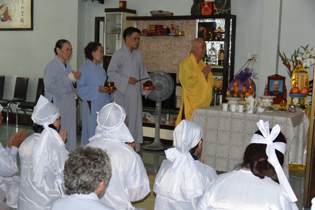 Tụng kinh cầu siêu tại Q. 12