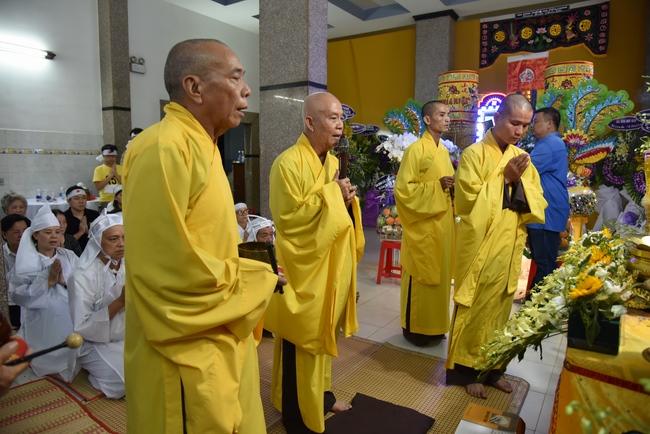 Tụng kinh cầu siêu tại Q. 12