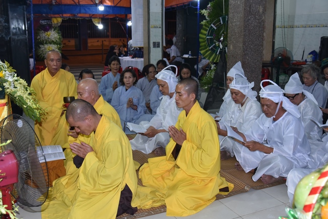 Tụng kinh cầu siêu tại Q. 12