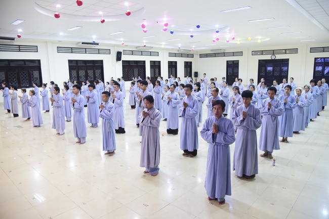 Learning about demeanor for Buddhists at the Pagoda