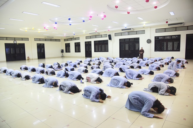 Learning about demeanor for Buddhists at the Pagoda