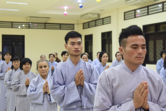 Learning about demeanor for Buddhists at the Pagoda