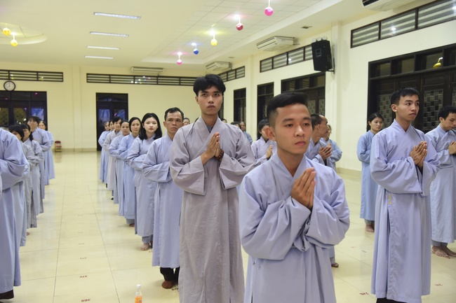 Learning about demeanor for Buddhists at the Pagoda