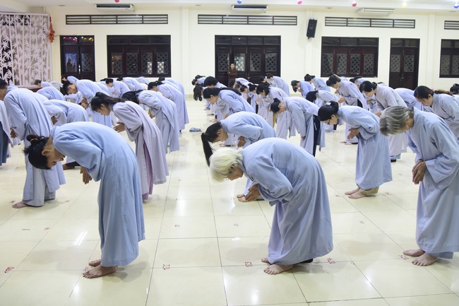 Learning about demeanor for Buddhists at the Pagoda