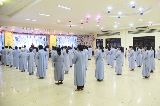 Learning about demeanor for Buddhists at the Pagoda