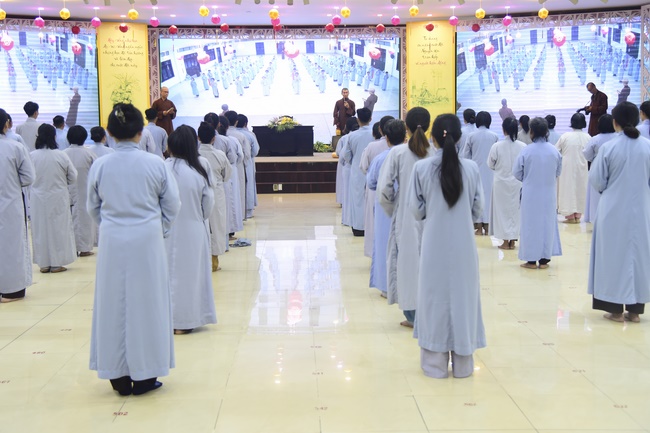 Learning about demeanor for Buddhists at the Pagoda