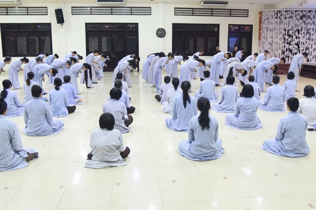 Learning about demeanor for Buddhists at the Pagoda