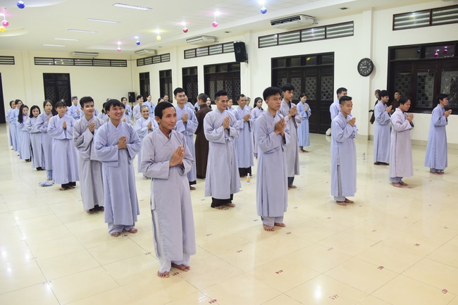 Learning about demeanor for Buddhists at the Pagoda