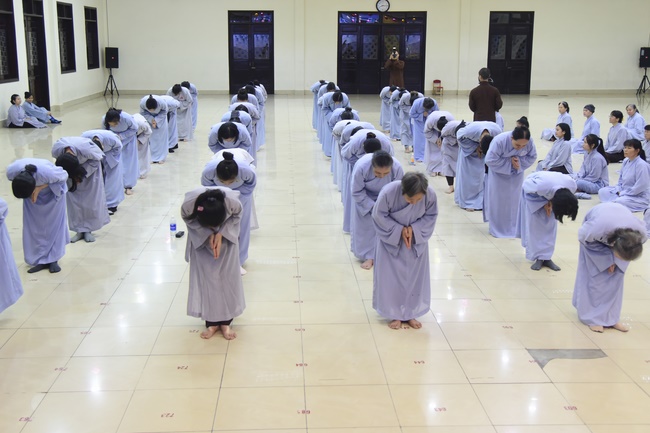 Learning about demeanor for Buddhists at the Pagoda