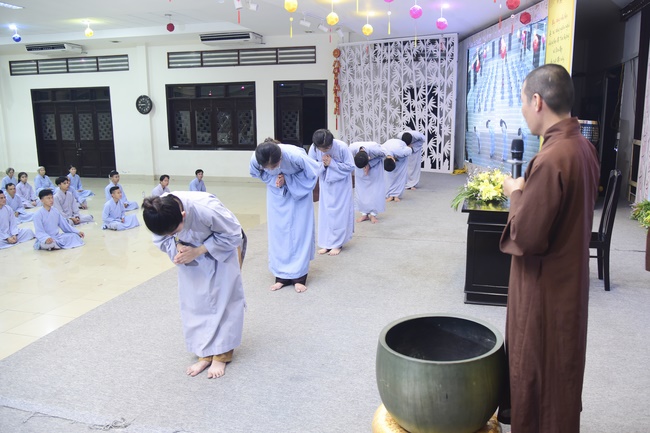 Learning about demeanor for Buddhists at the Pagoda