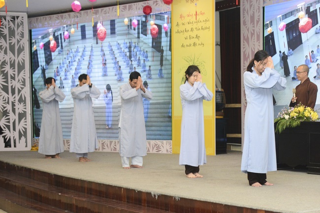 Learning about demeanor for Buddhists at the Pagoda