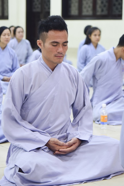 Learning about demeanor for Buddhists at the Pagoda