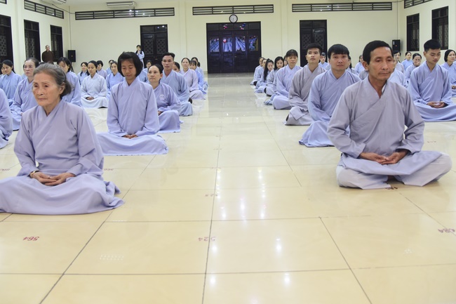 Learning about demeanor for Buddhists at the Pagoda