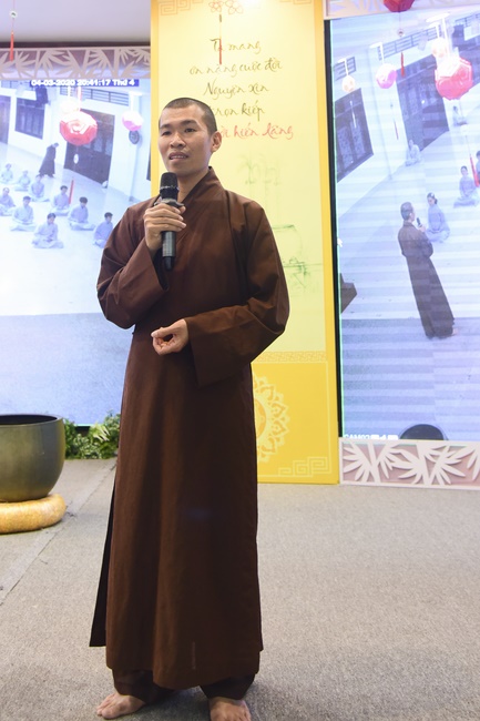 Learning about demeanor for Buddhists at the Pagoda