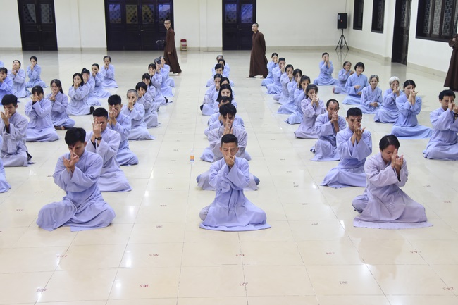 Learning about demeanor for Buddhists at the Pagoda